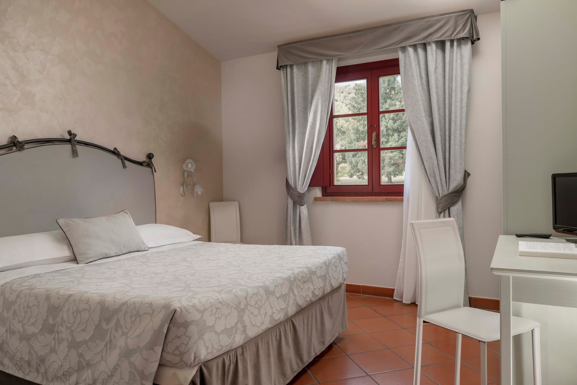 Classic-Zimmer im Casolare Terre Rosse mit grauen Akzenten, mit Fenster und Doppelbett