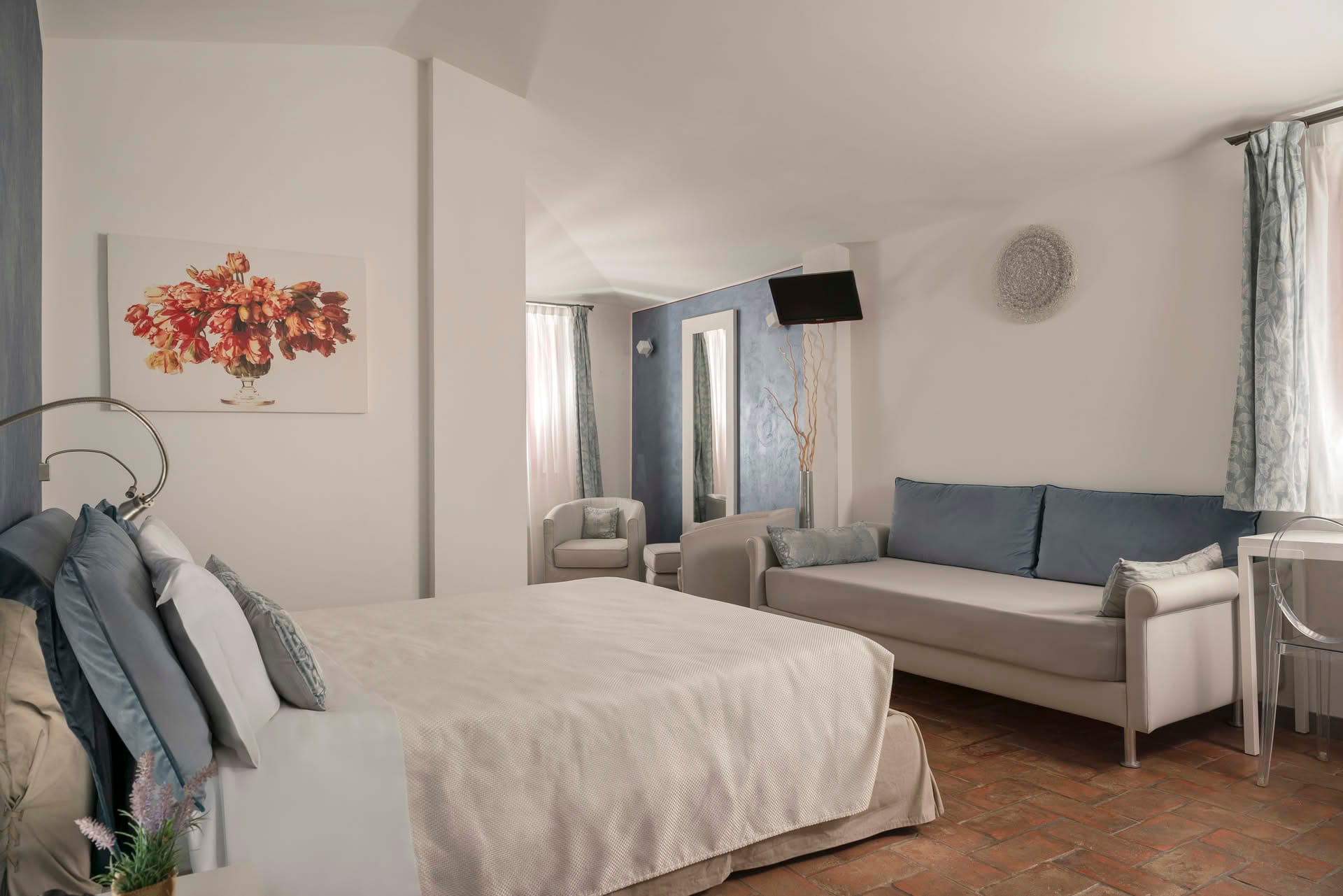 Deluxe-Zimmer mit Doppelbett, Zustellbett und Relaxbereich mit Sesseln