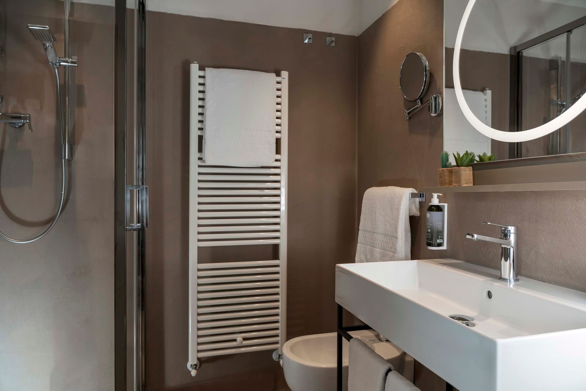 Detail des Badezimmers mit Dusche im Superior-Zimmer des Casolare Terre Rosse