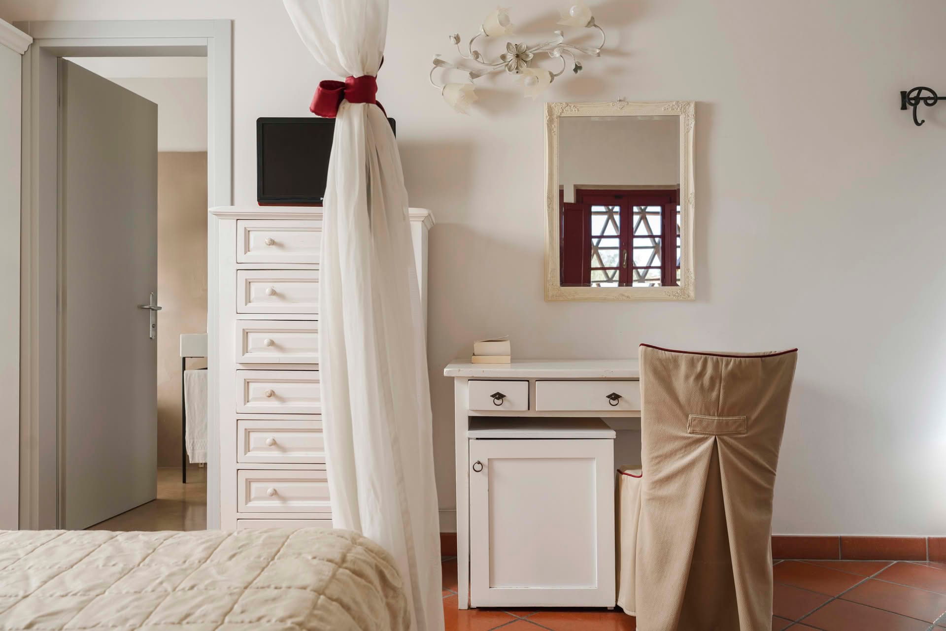 Detail des Schreibtischs und der Kommode mit TV im Dreibettzimmer