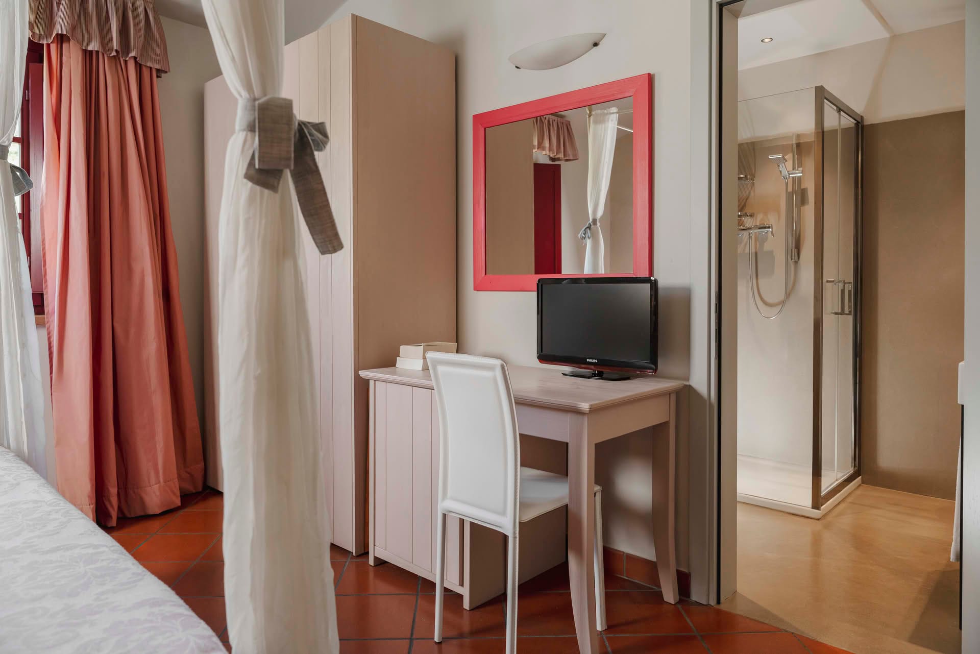 Detail des Schreibtischs mit TV in der Suite des Casolare Terre Rosse