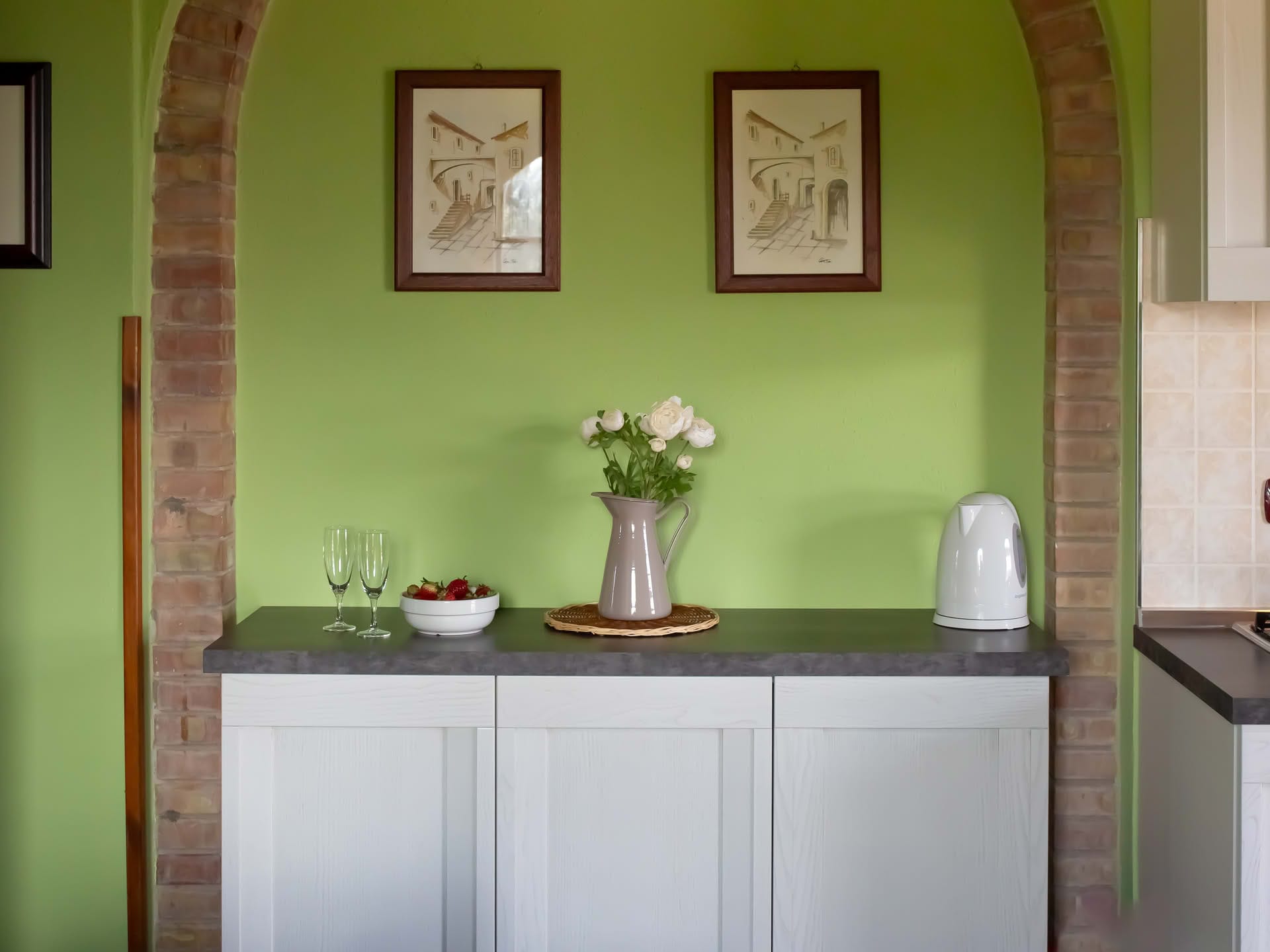 Detail des Esszimmermöbels im Quercia-Apartment