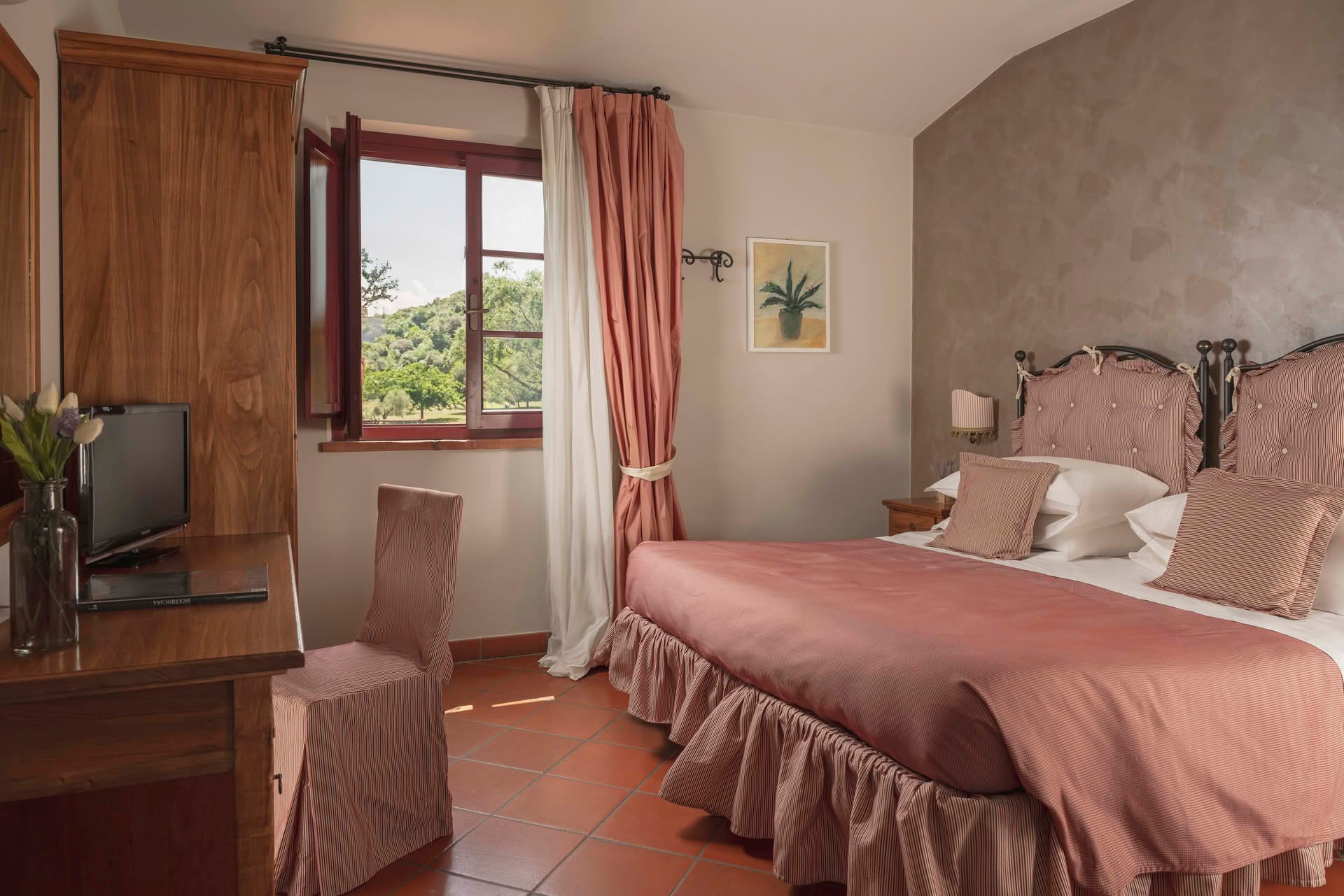 Classic-Zimmer im Casolare Terre Rosse mit rosa Akzenten, mit Fenster und Doppelbett