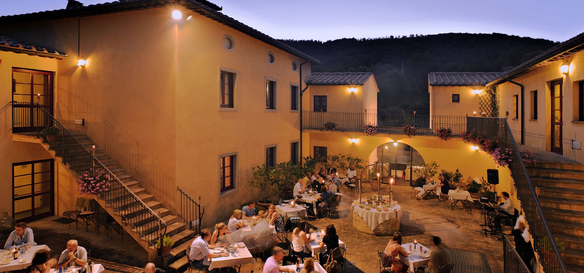 Corte esterna con tavoli del ristorante presso Casolare Terre Rosse a San Gimignano