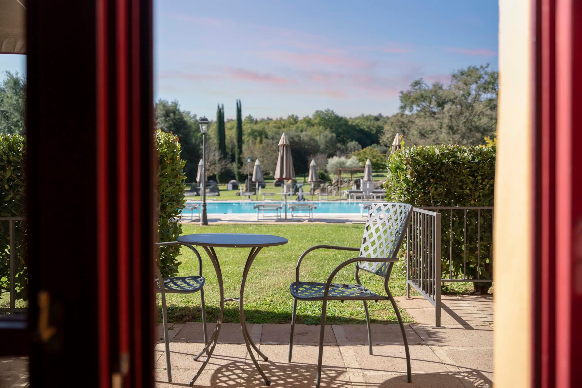 Privater Außenbereich mit Tisch und Stühlen im Garten