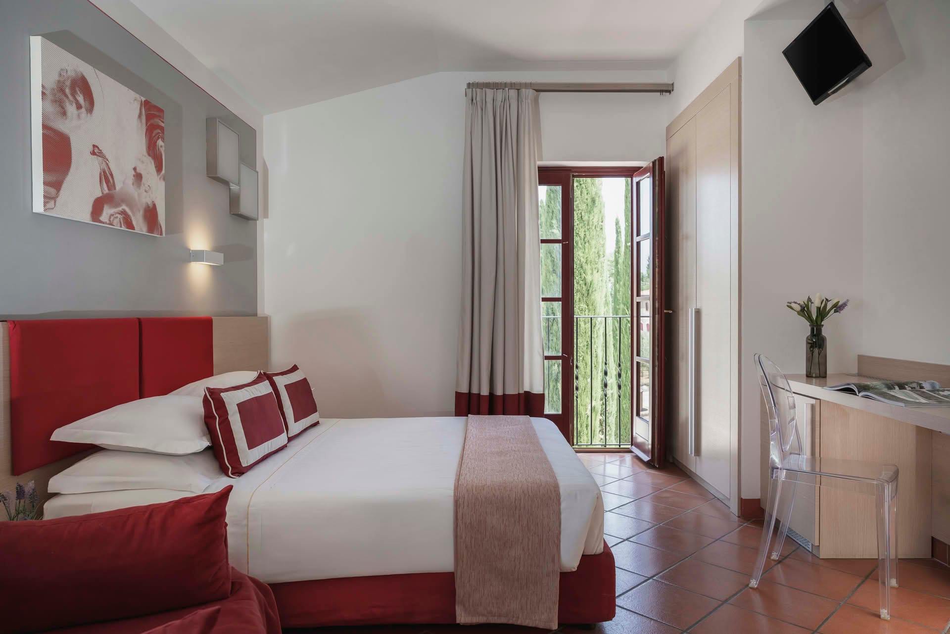 Comfort-Zimmer im Casolare Terre Rosse mit großem Fenster und Doppelbett