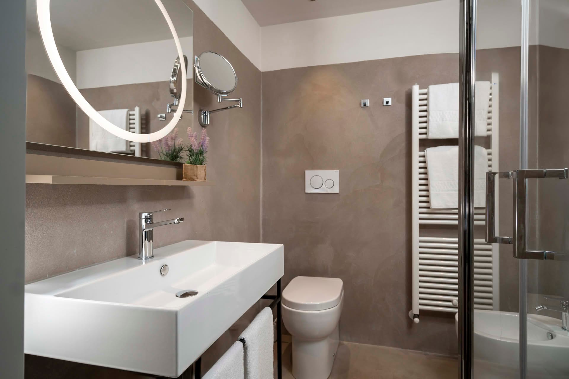 Detail des Badezimmers mit Dusche im Dreibettzimmer des Casolare Terre Rosse