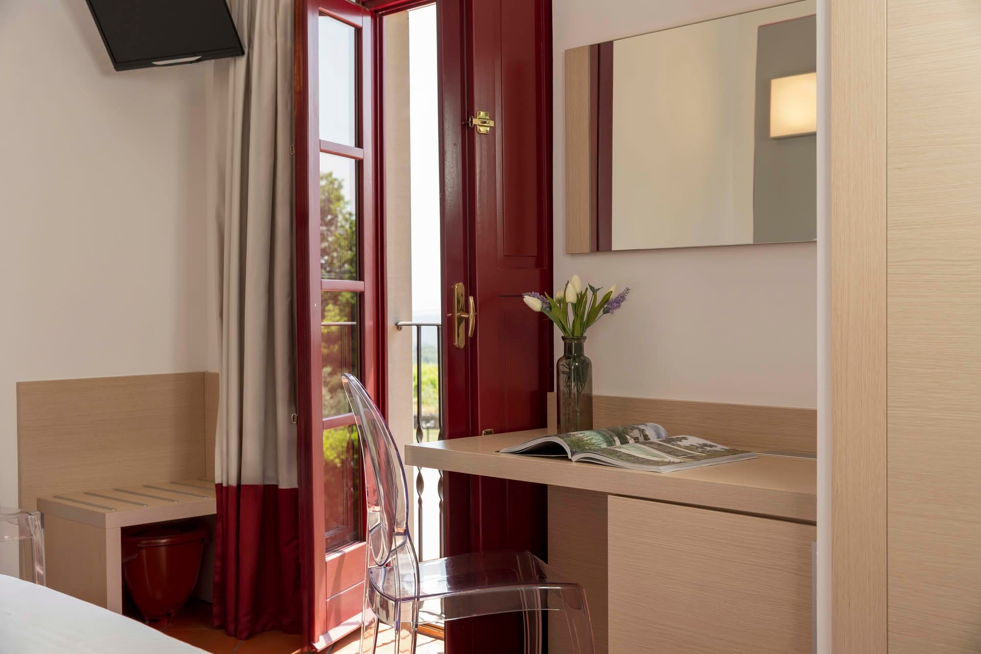 Detail des Schreibtischs mit Spiegel und Kleiderschrank im Comfort-Zimmer des Casolare Terre Rosse