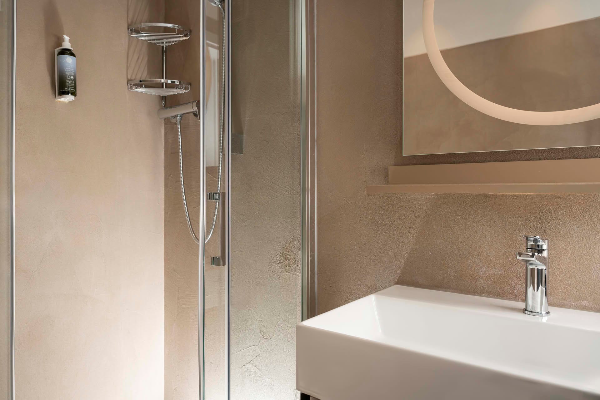 Detail des Badezimmers mit Dusche im Familienzimmer des Casolare Terre Rosse