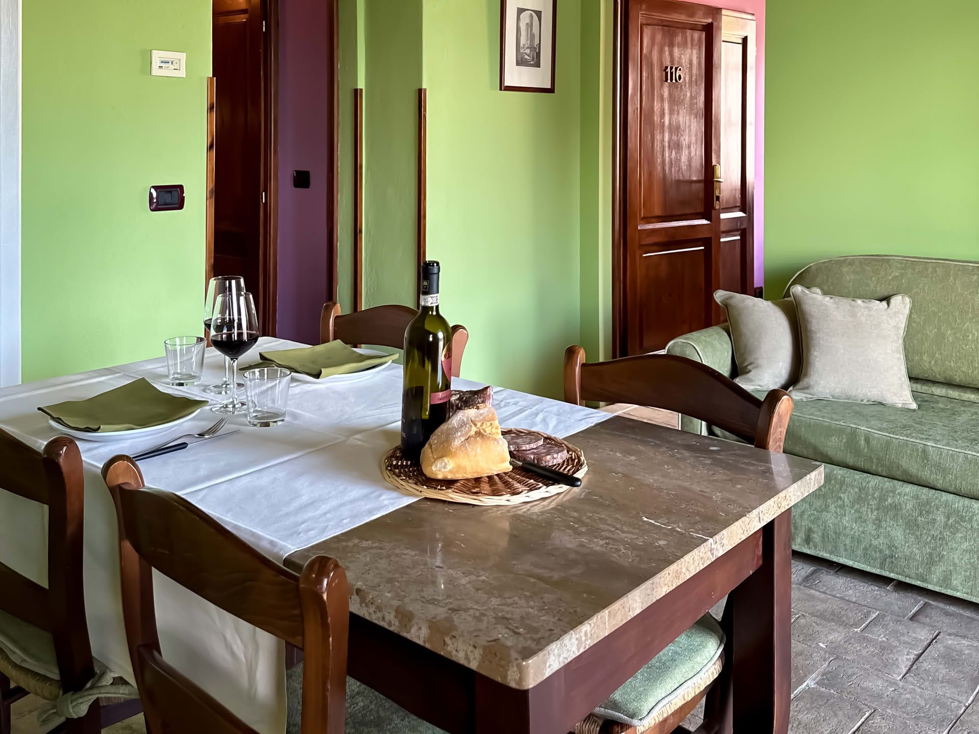 Detail des Essbereichs und Sofas im Leccio-Apartment