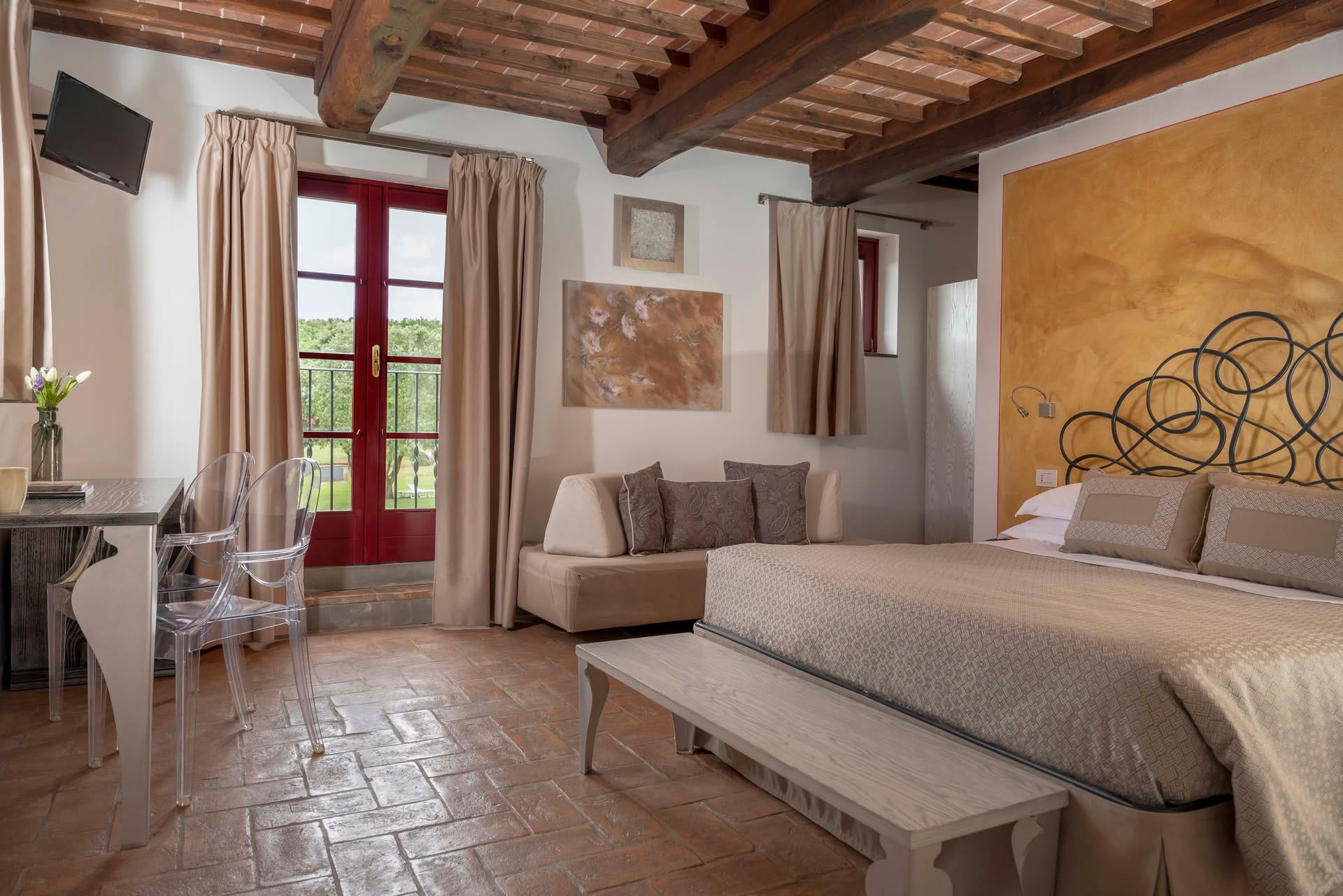 Deluxe-Zimmer mit Doppelbett, Schreibtisch und großem Fenster mit Blick auf den Garten