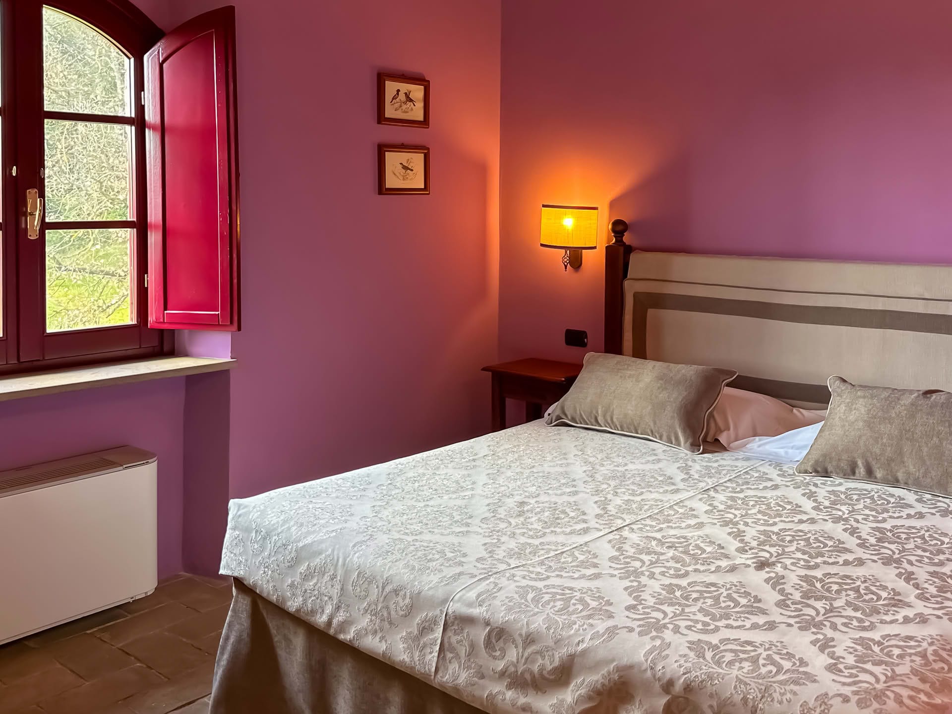 Zimmer mit Fenster und Doppelbett im Leccio-Apartment