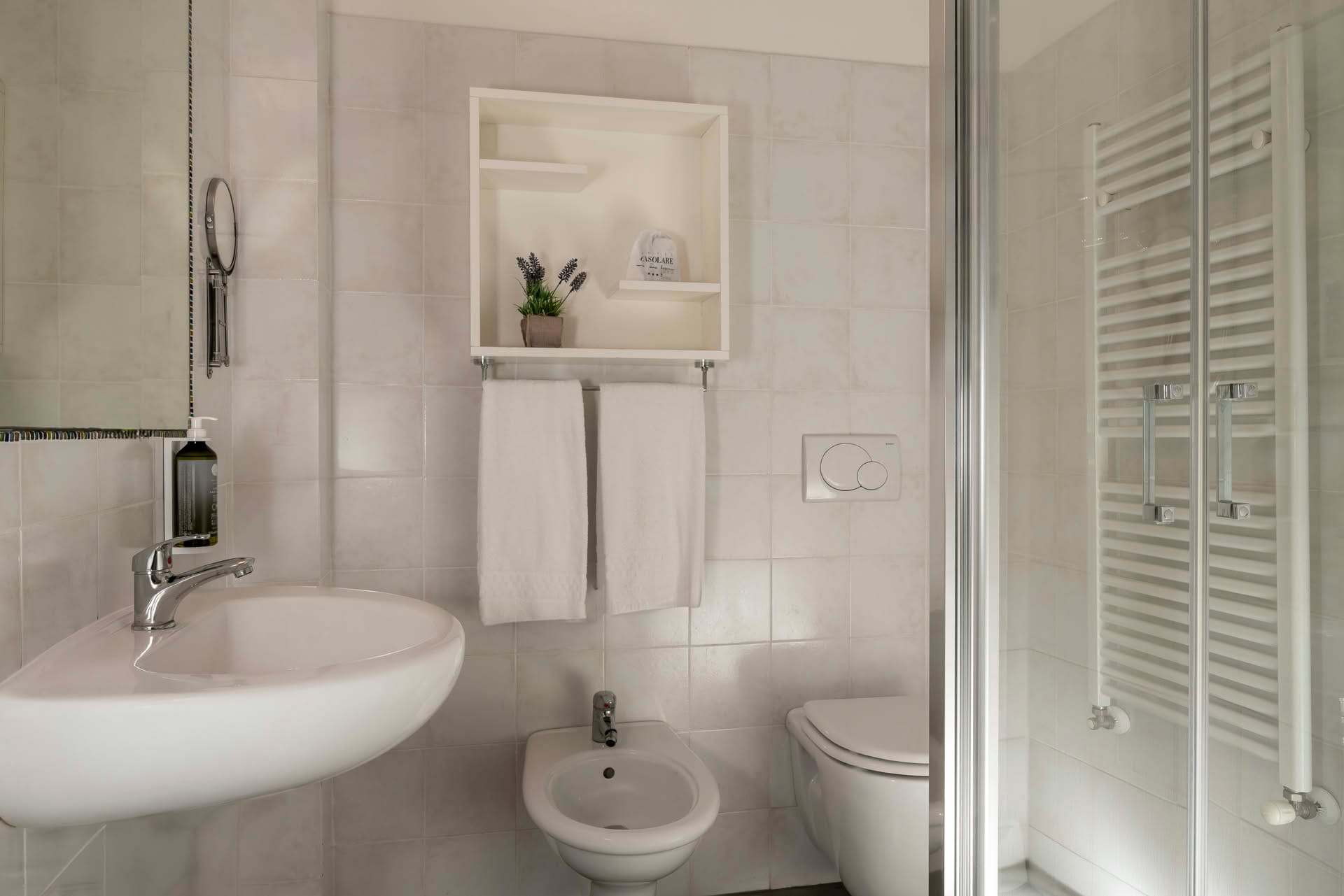 Badezimmers mit Dusche im Comfort-Zimmer des Casolare Terre Rosse