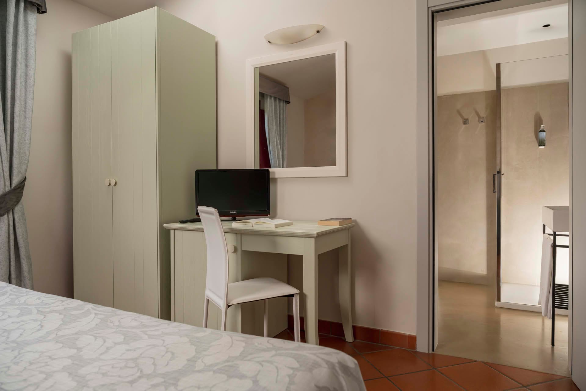 Detail des Schreibtischs mit TV und Kleiderschrank im Classic-Zimmer