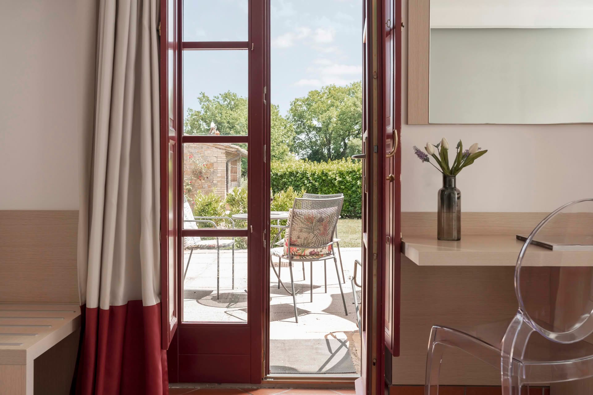 Detail des Ausblicks auf den privaten Garten aus dem Gartenzimmer des Casolare Terre Rosse