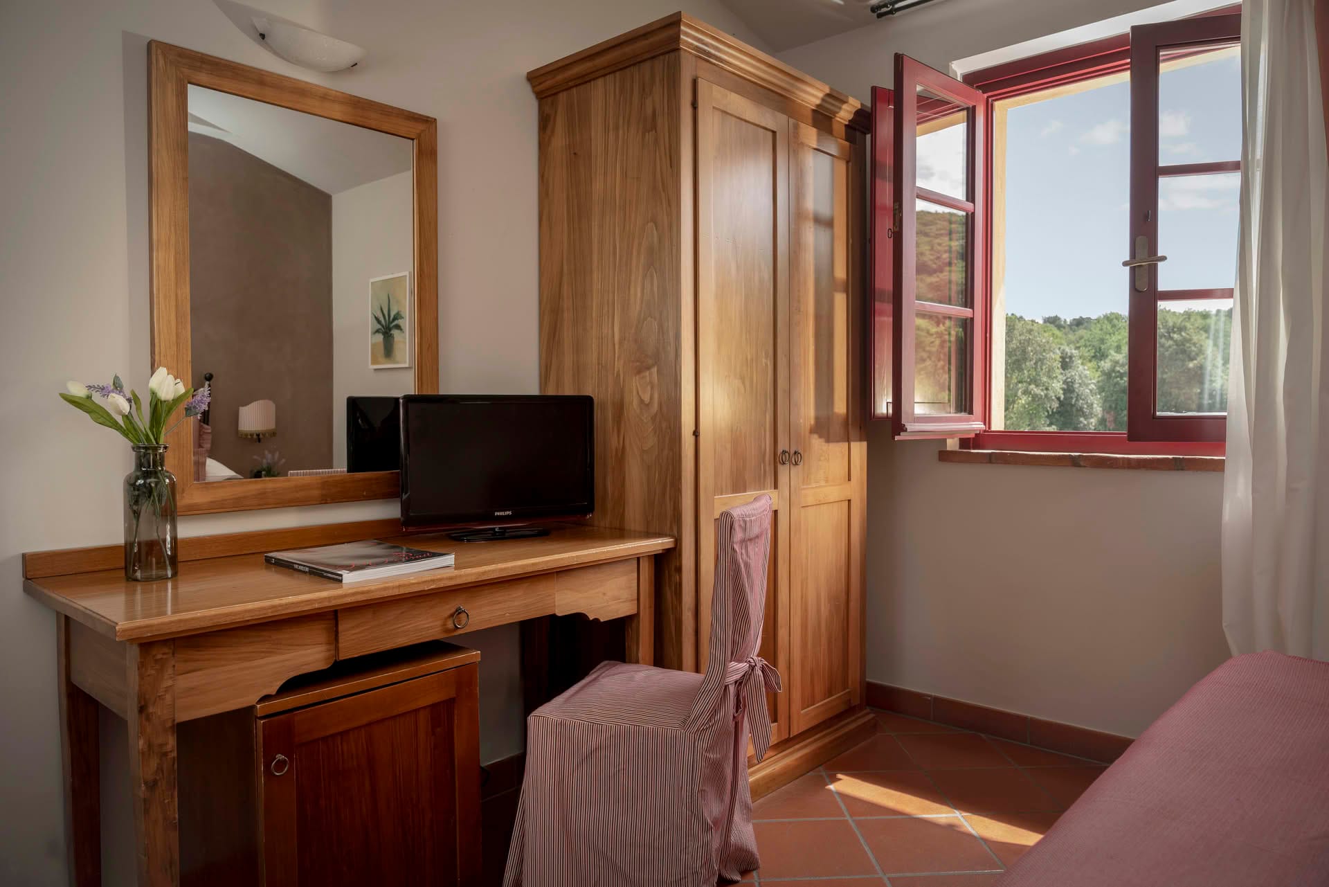 Detail des Schreibtischs mit TV und Kleiderschrank im Classic-Zimmer