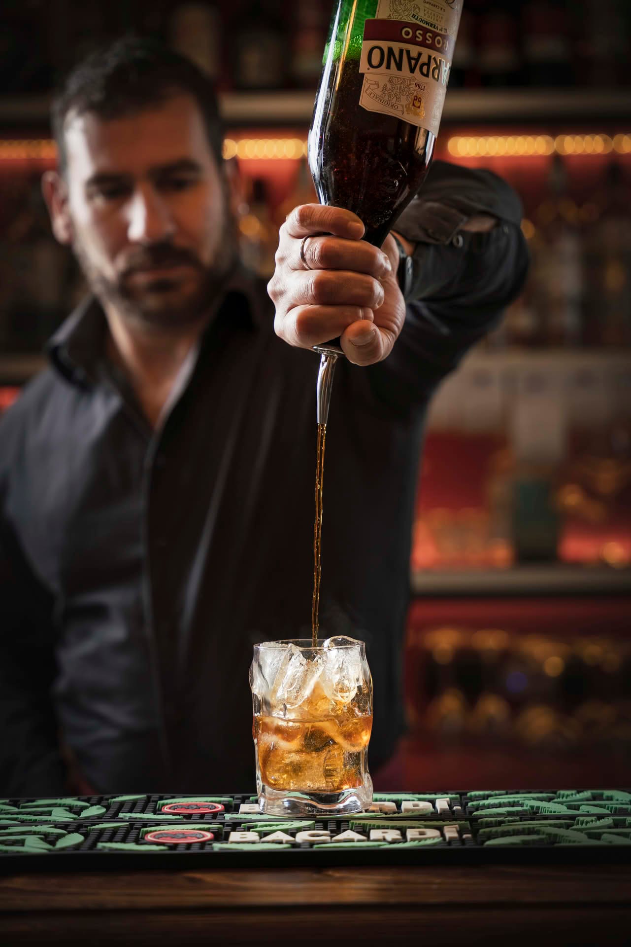 Barkeeper bereitet ein Getränk zu