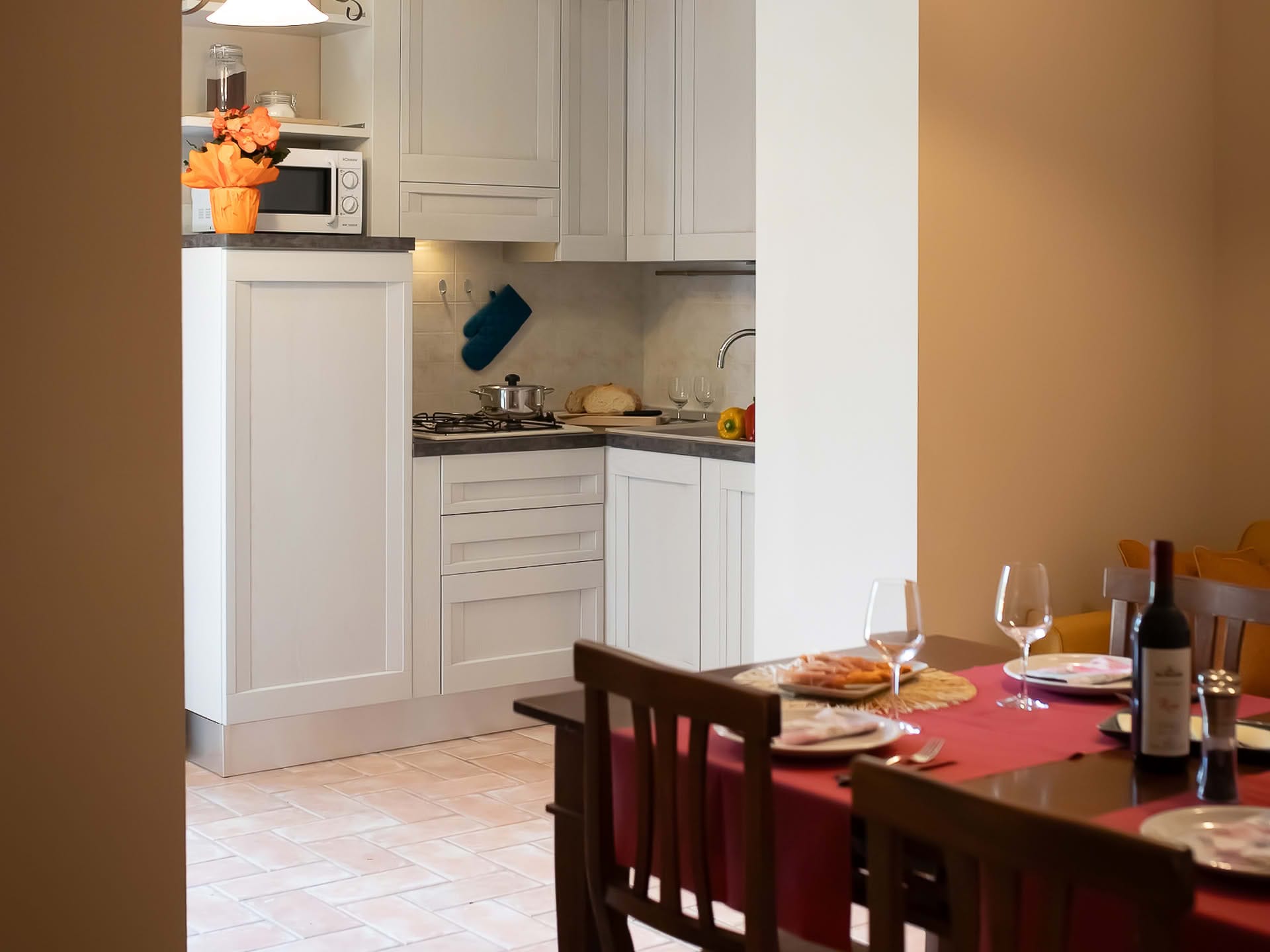 Olivo-Apartment mit Esstisch und Küche im Casolare Terre Rosse