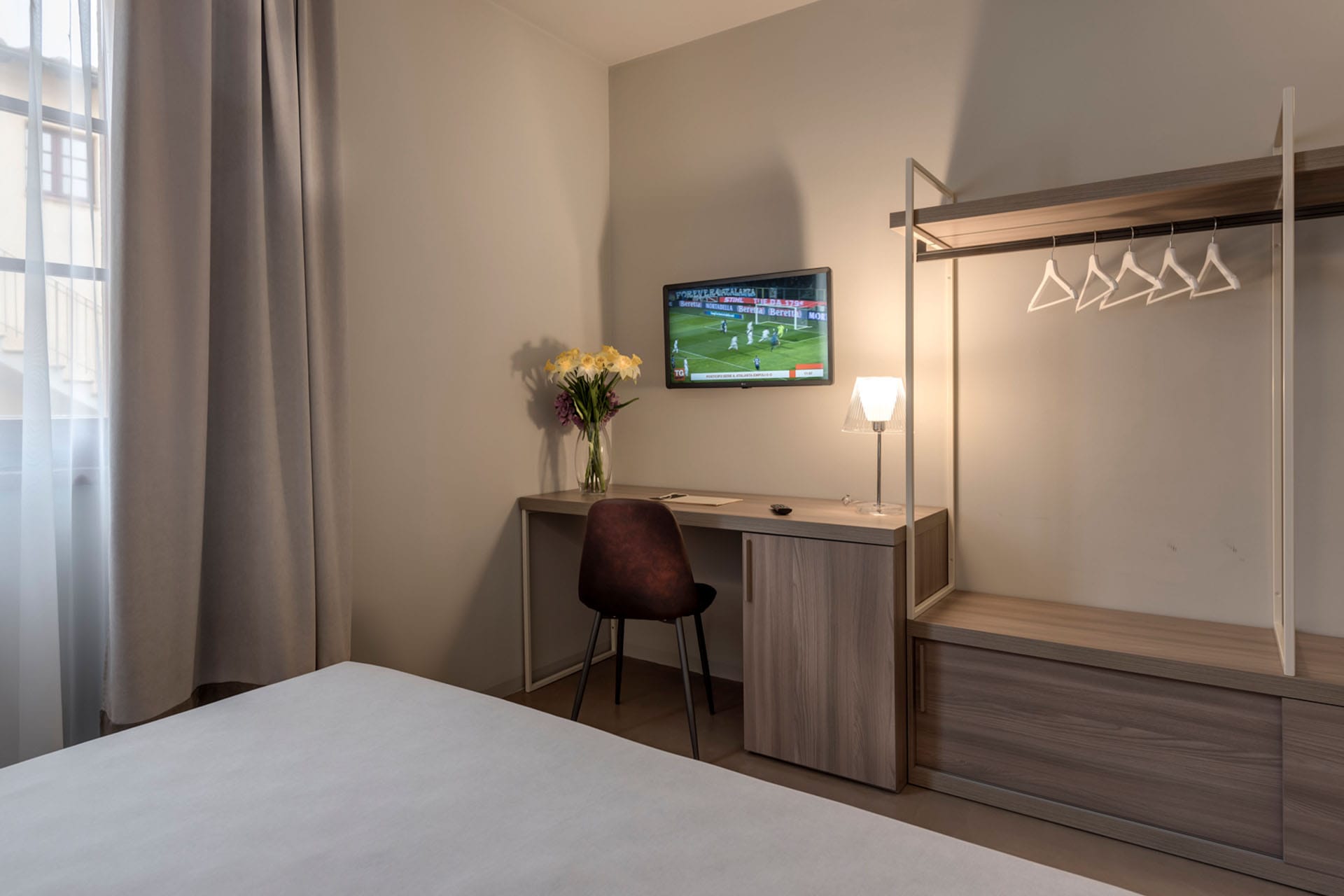 Detail des Basic-Zimmers im Casolare Terre Rosse mit Schreibtisch und Flachbild-TV