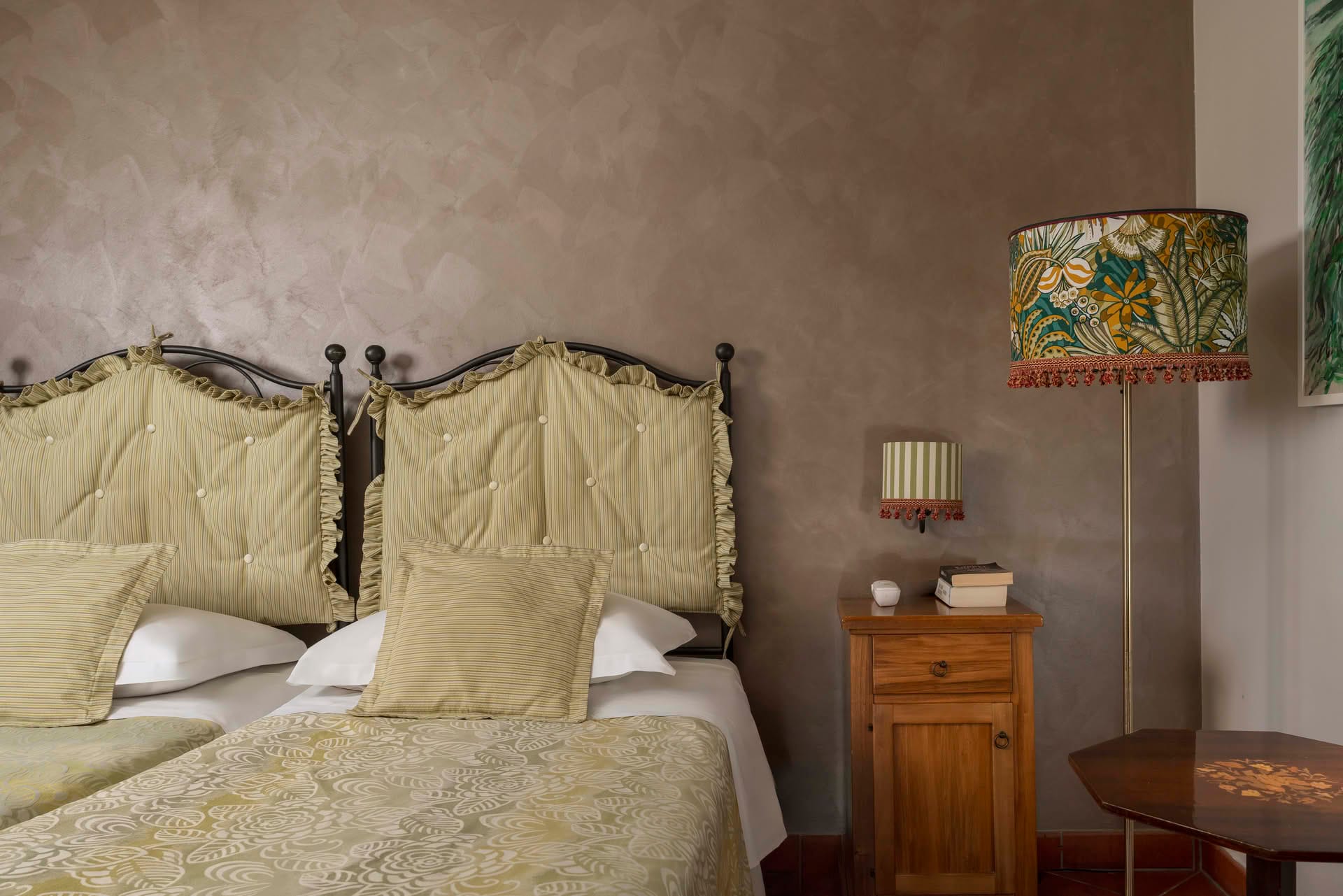 Detail des Doppelbettes mit Nachttisch im Classic-Zimmer des Casolare Terre Rosse