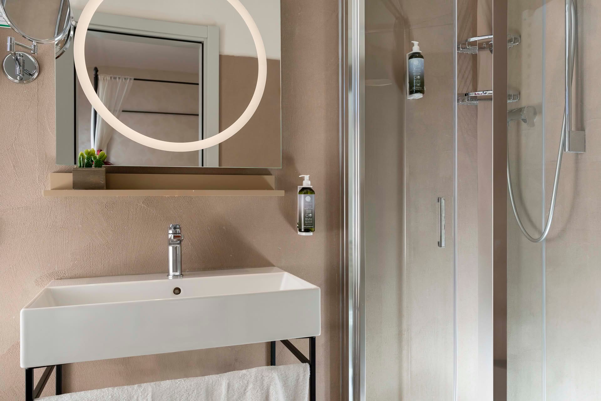 Detail des Badezimmers mit Dusche im Dreibettzimmer des Casolare Terre Rosse