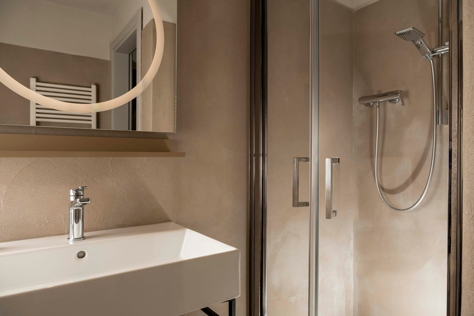 Detail des Badezimmers mit Dusche im Kleinen Classic-Zimmer des Casolare Terre Rosse