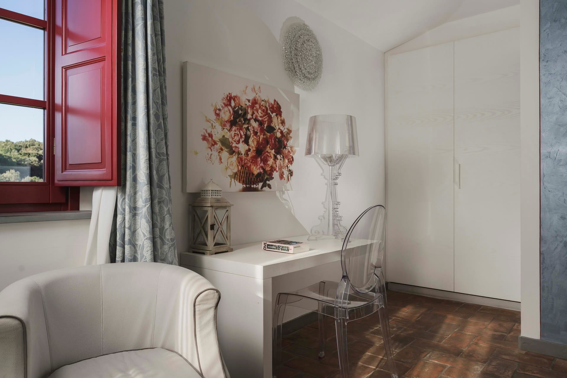 Detail des Schreibtischs im Deluxe-Zimmer