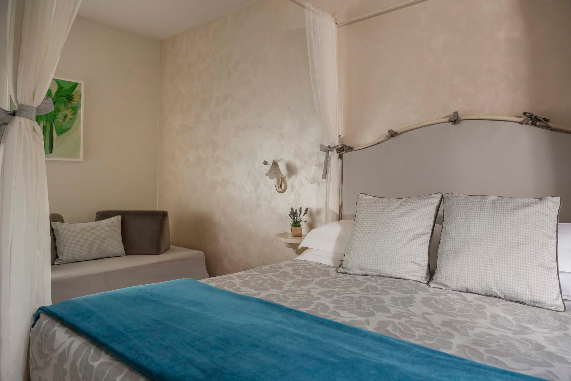 Detail des Doppelbettes im Superior-Zimmer des Casolare Terre Rosse