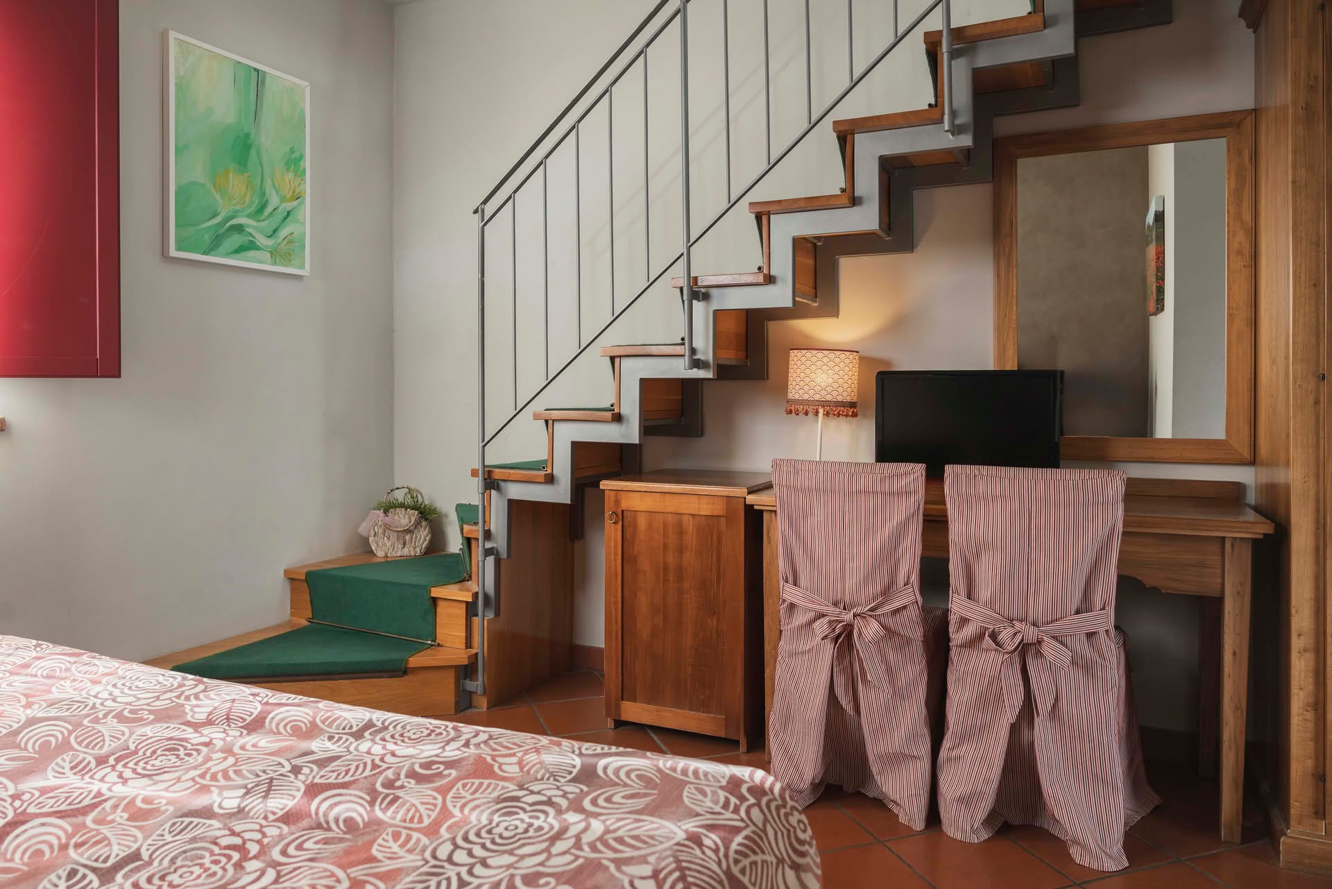 Detail des Schreibtischs im Familienzimmer und der Innentreppe zum oberen Stockwerk