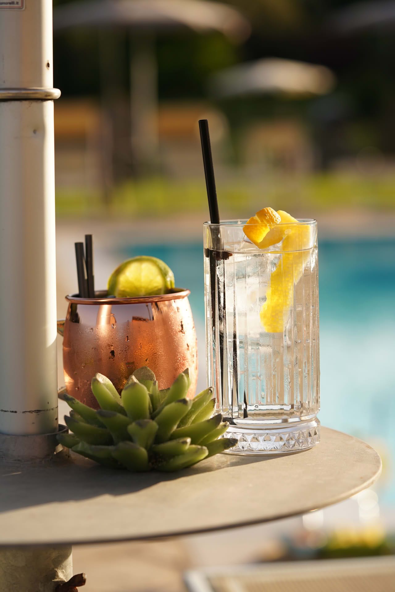 Detail eines Getränks am Pool