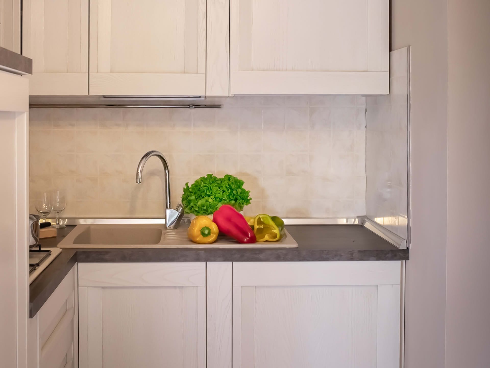 Ausstattete Küche im Olivo-Apartment