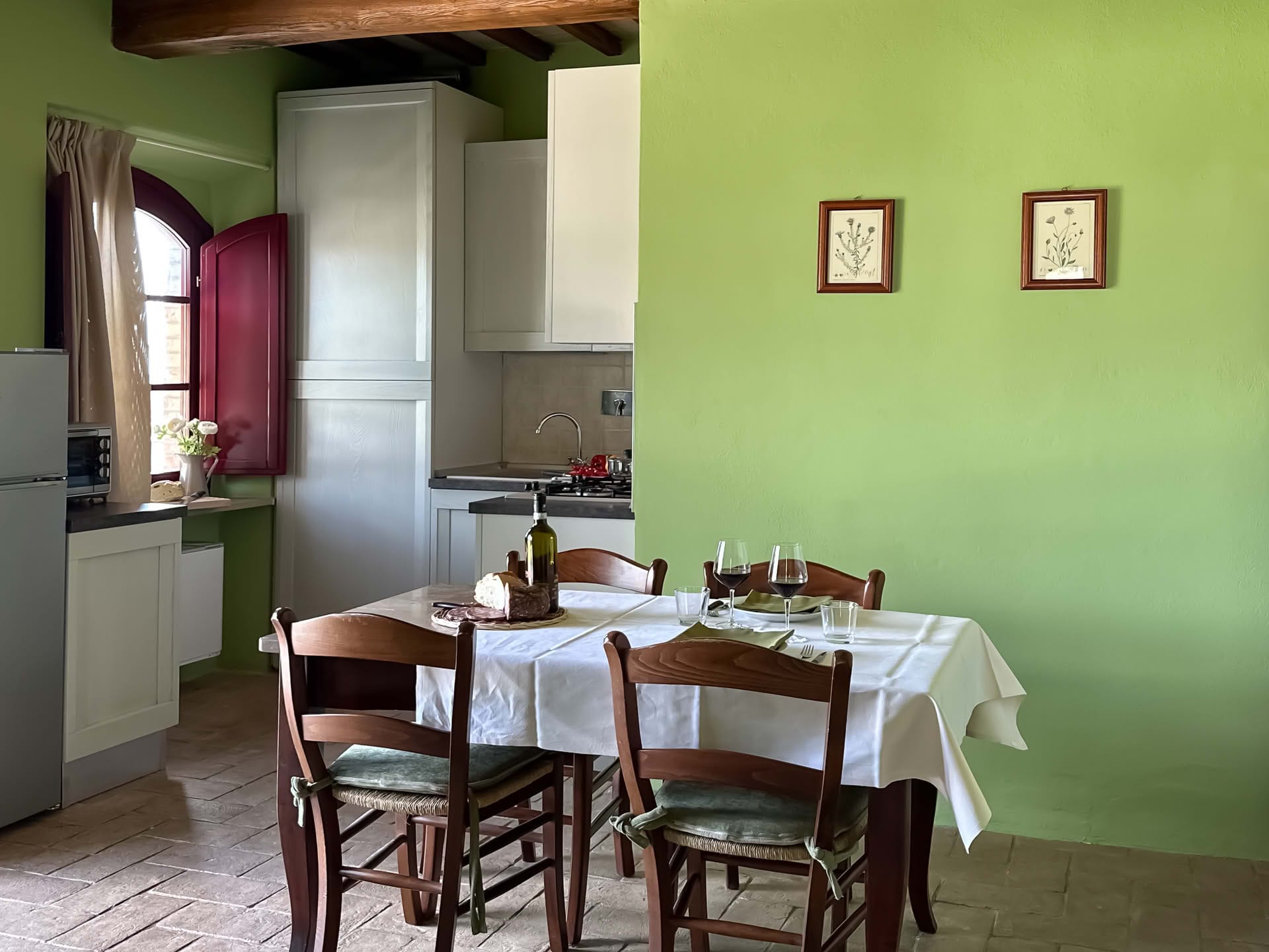Leccio-Apartment mit Esstisch und Küche im Casolare Terre Rosse