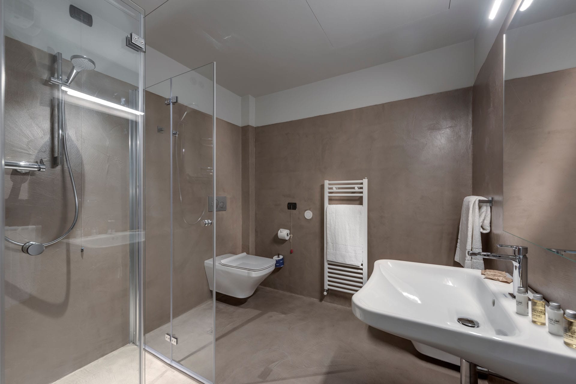 Detail des Badezimmers mit Dusche im Basic-Zimmer des Casolare Terre Rosse