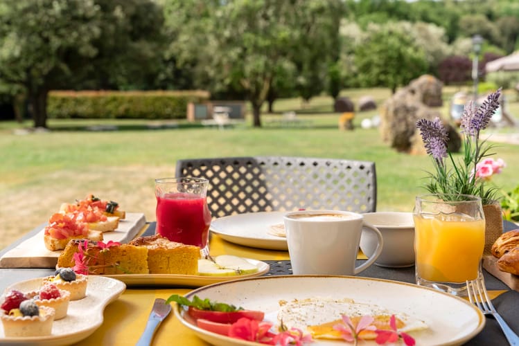 Dettaglio piatti del snack bar serviti in giardino