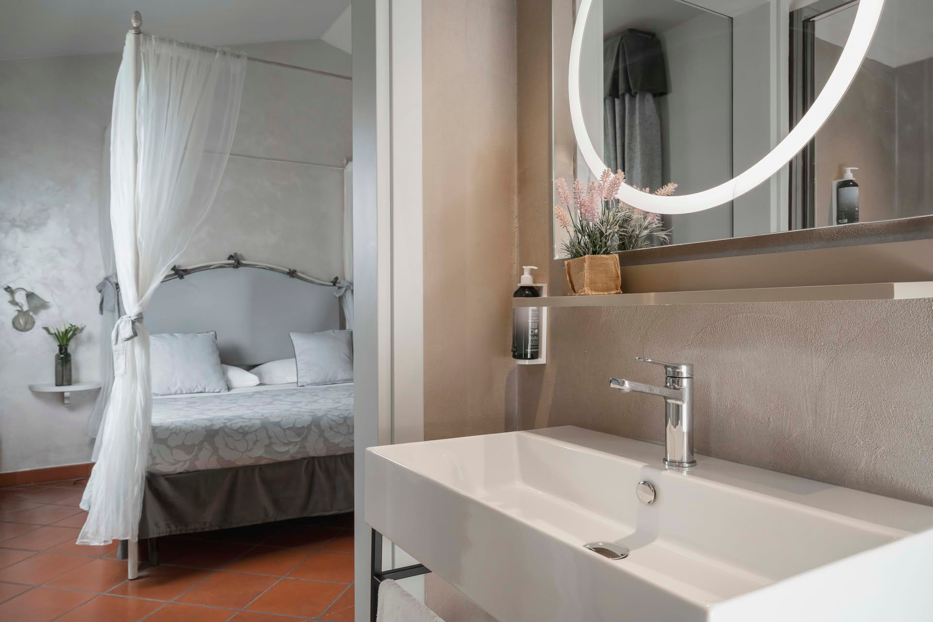 Detail des Waschbeckens im Badezimmer der Suite des Casolare Terre Rosse