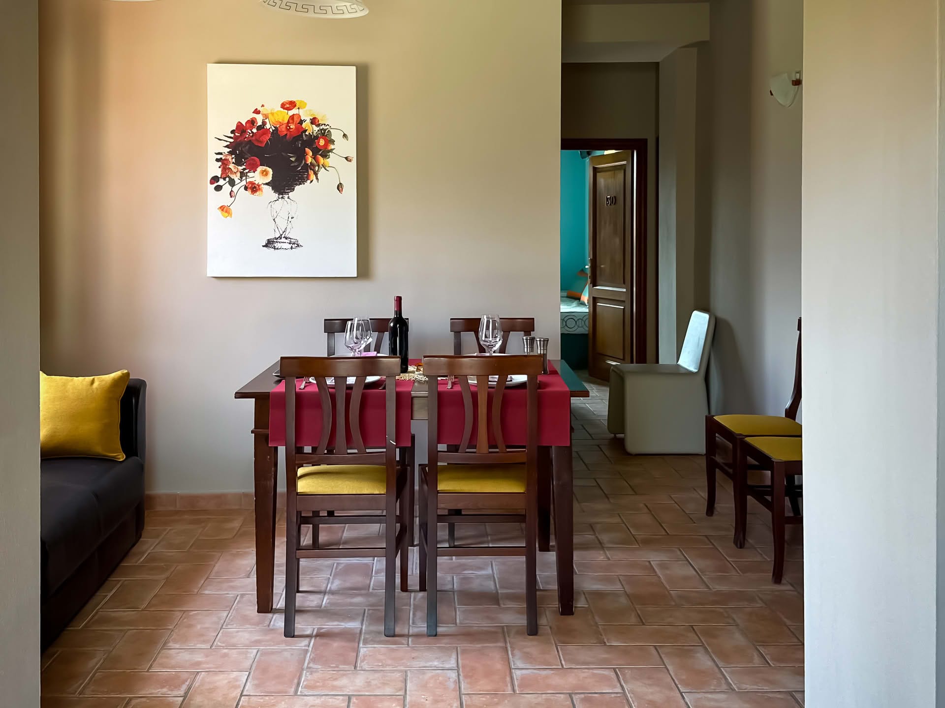 Detail des gedeckten Esstisches im Cipresso-Apartment im Casolare Terre Rosse