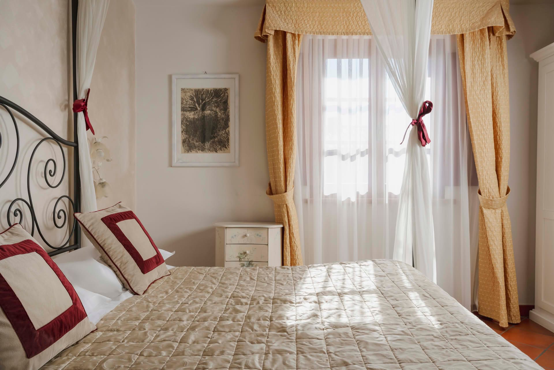 Detail des Dreibettzimmers mit Doppelbett