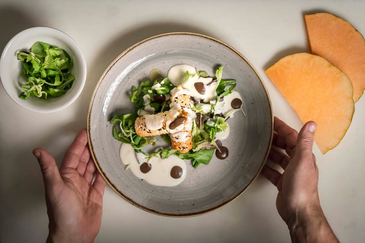 Dettaglio secondo piatto con verdure del Ristorante Casolare Terre Rosse