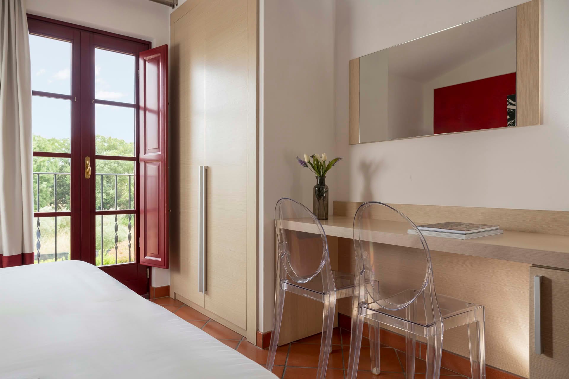 Detail des Schreibtischs mit Spiegel und Kleiderschrank im Comfort-Zimmer des Casolare Terre Rosse