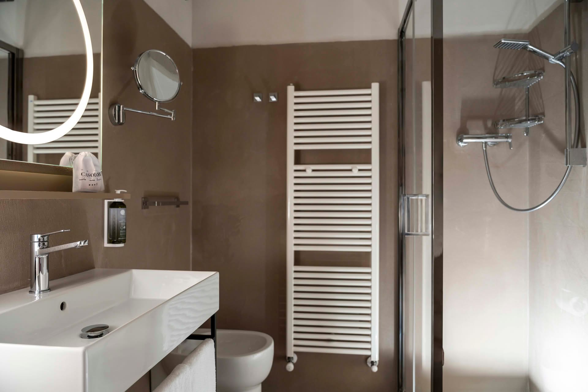 Detail des Badezimmers mit Dusche im Classic-Zimmer des Casolare Terre Rosse