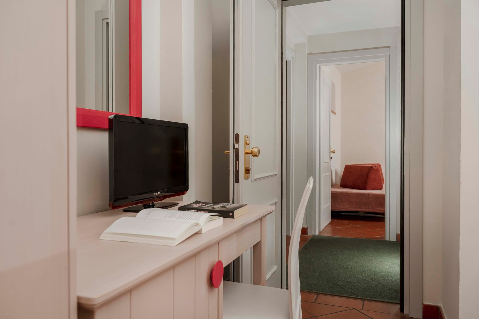 Detail der miteinander verbundenen Zimmer und Schreibtisch mit TV