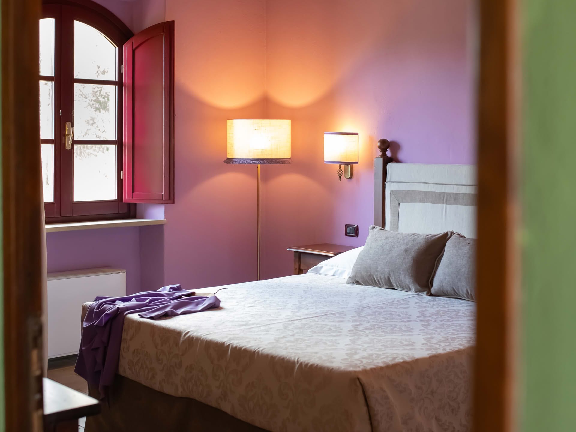 Zimmer mit Fenster und Doppelbett im Quercia-Apartment