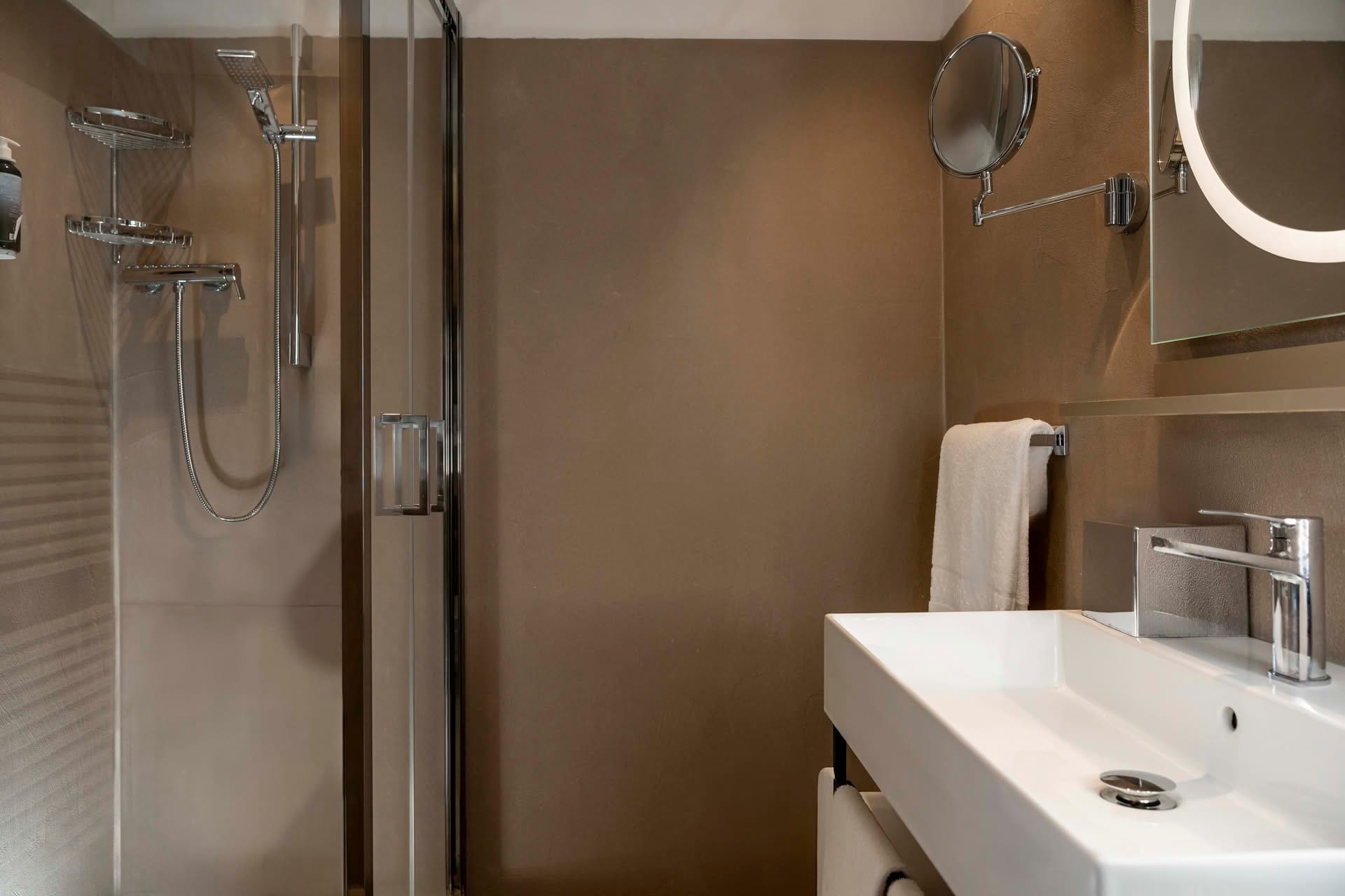 Detail des Badezimmers mit Dusche in der Suite des Casolare Terre Rosse