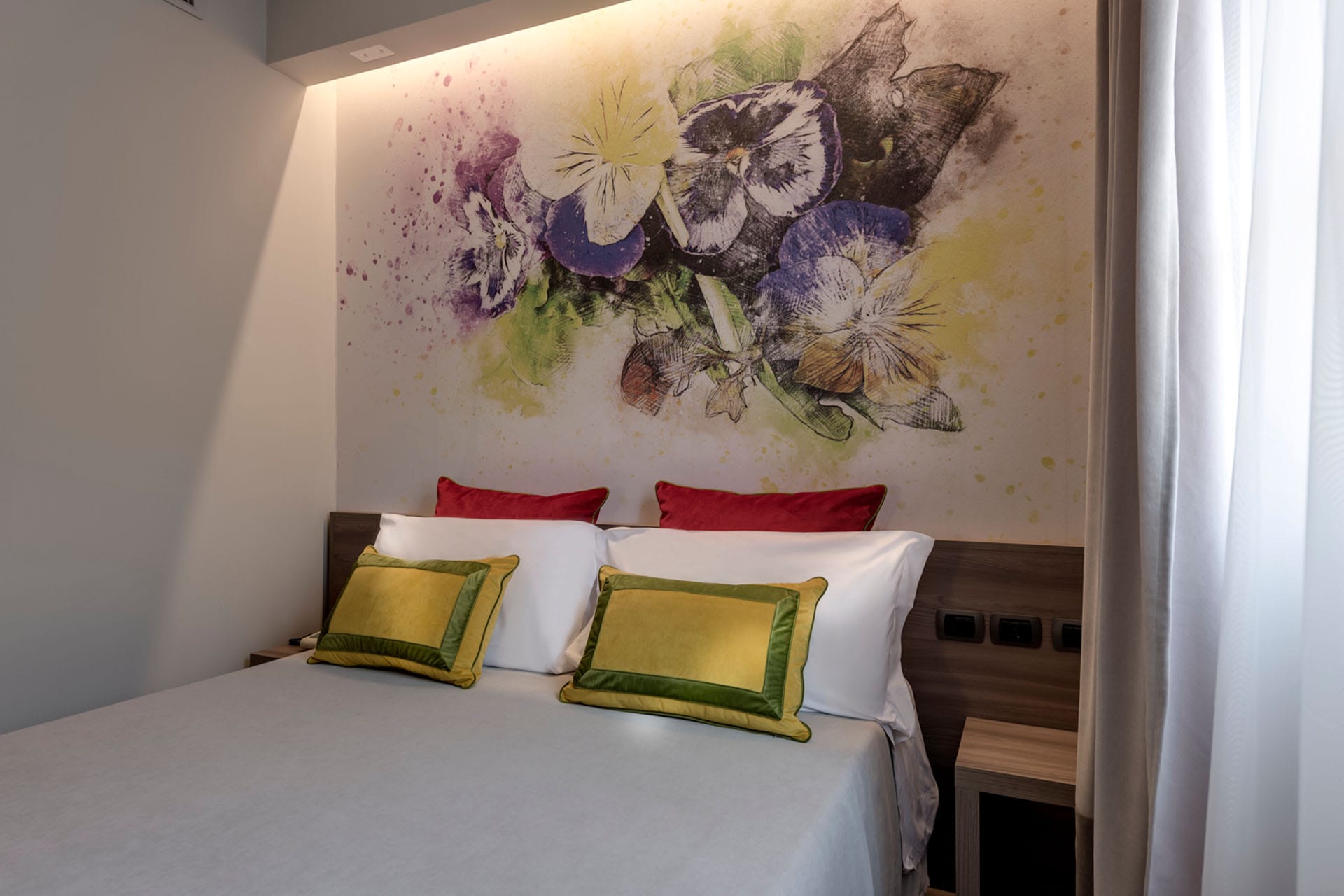 Detail des Doppelbettes im Basic-Zimmer des Casolare Terre Rosse