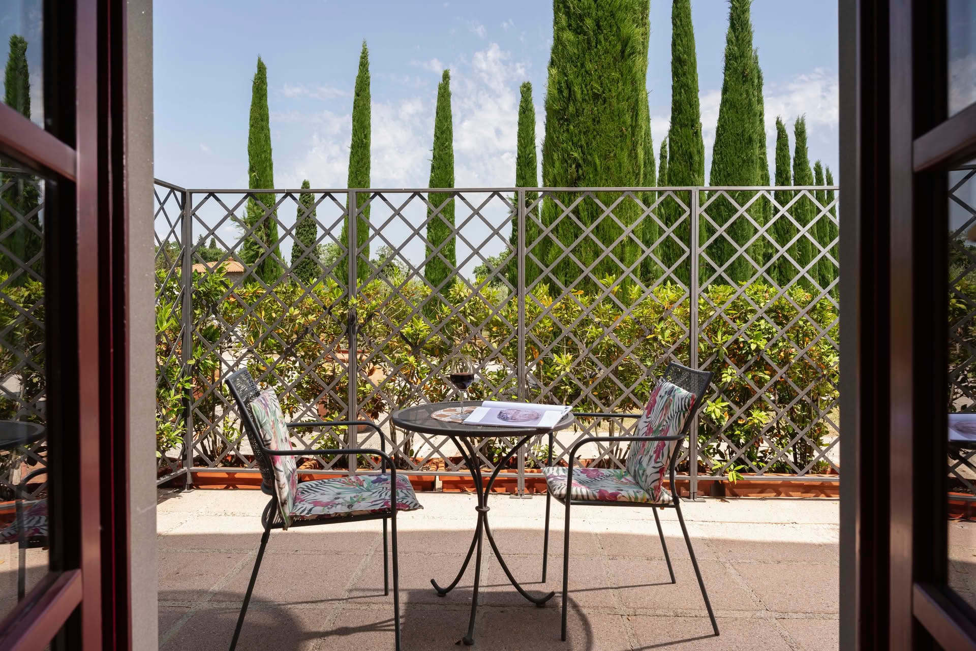 Privater Außenbereich mit Tisch und Stühlen im Garten