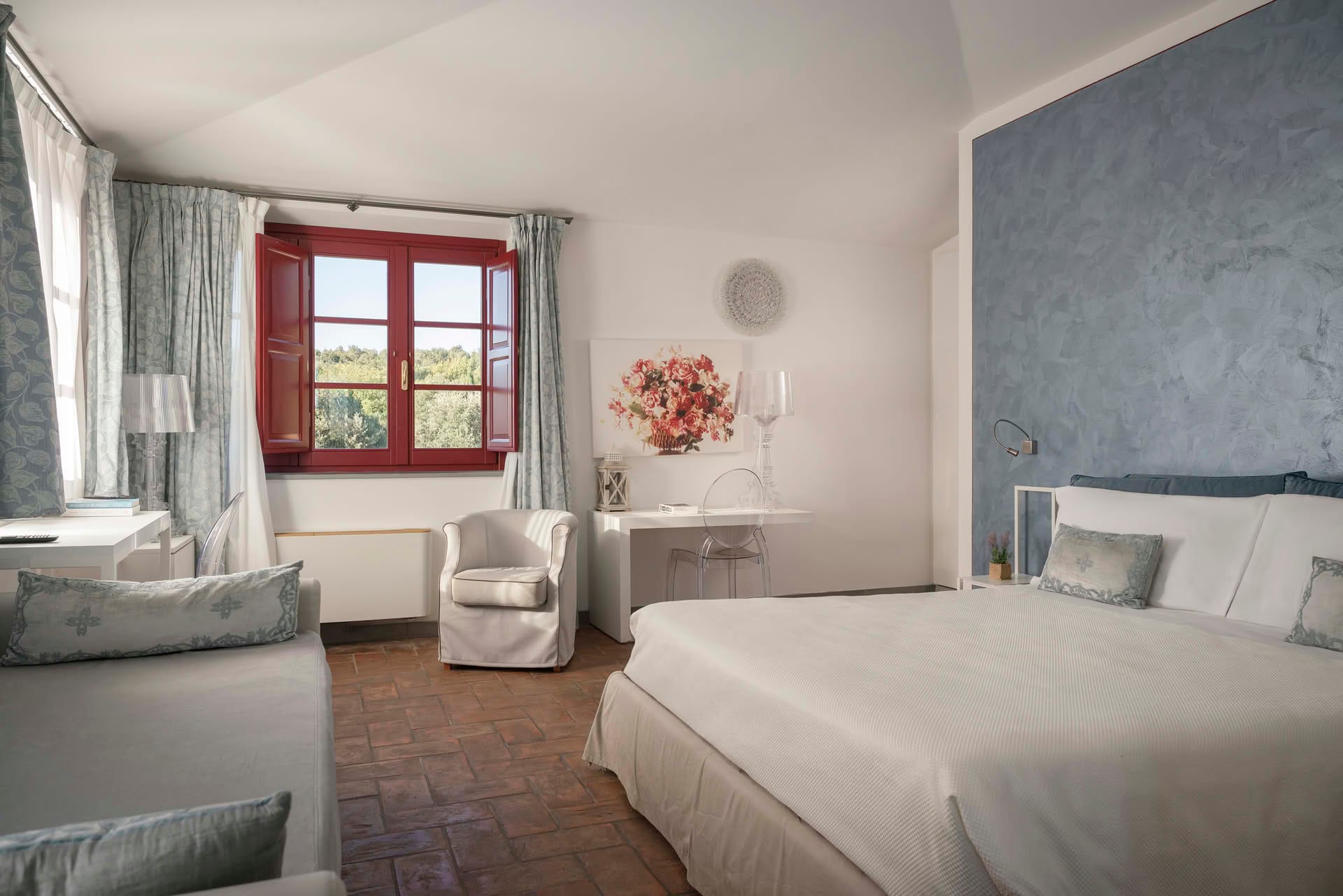 Deluxe-Zimmer mit Doppelbett, Schreibtisch und großem Fenster mit Blick auf den Garten